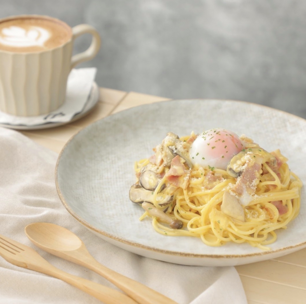 除了梳乎厘Pancake之外，亦供應多款輕食，包括熱香餅、沙律、意粉及法式多士等，食物種類相當豐富，有鹹食也有甜食，例如Pancake、法式吐司、意粉、三文治等。