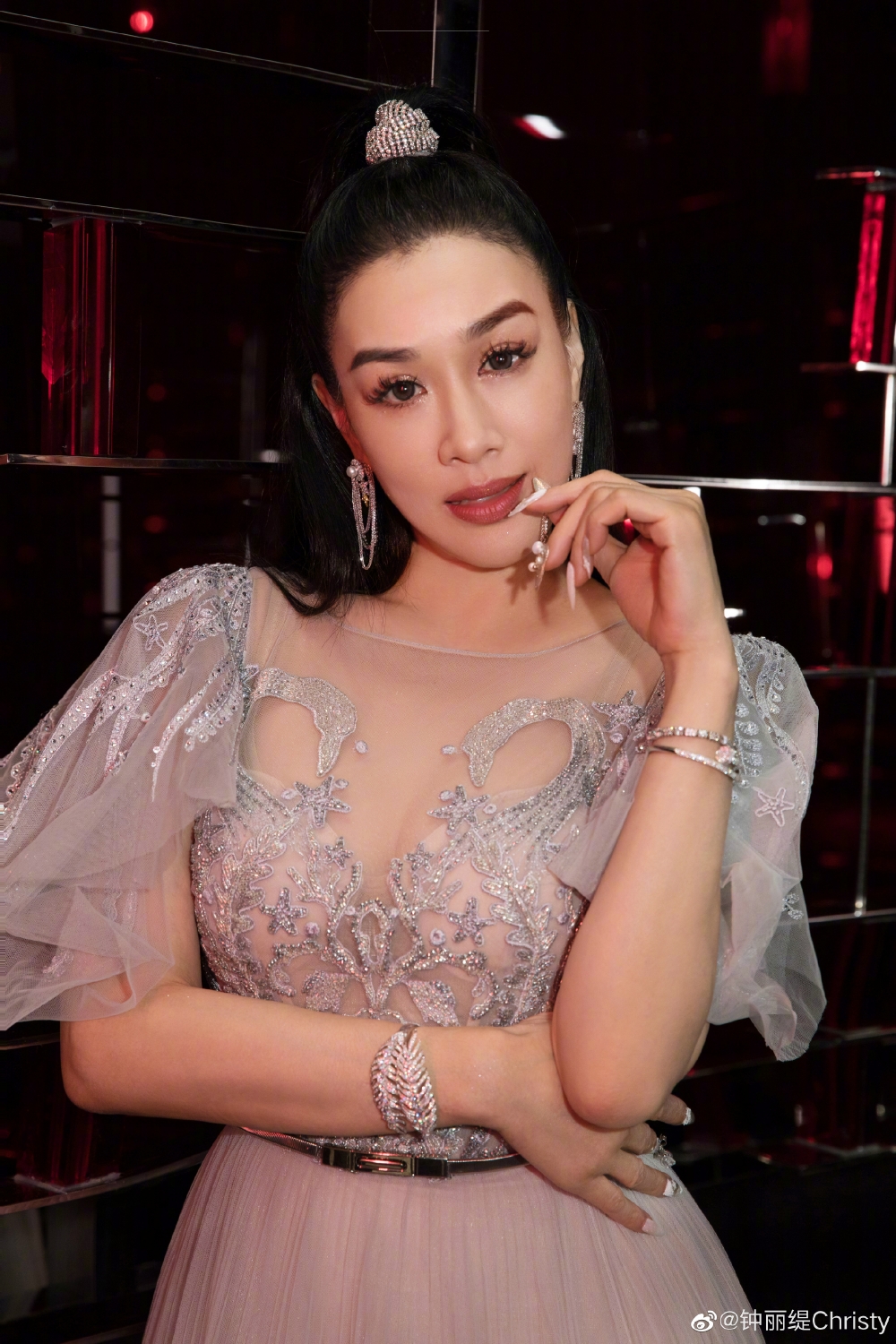 鍾麗緹近日上載影片，分享自己在度假屋穿上美人魚裝，重現28年前《人魚傳說》畫面。