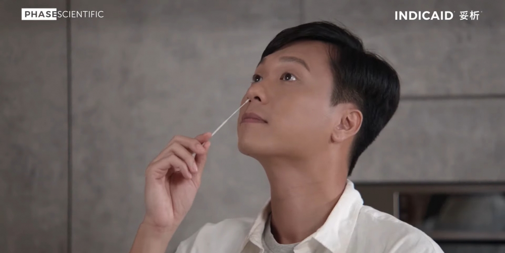 頭部稍微向後傾,輕輕將採樣棒伸入鼻孔,沿住鼻孔內壁,至少打5個大圈。