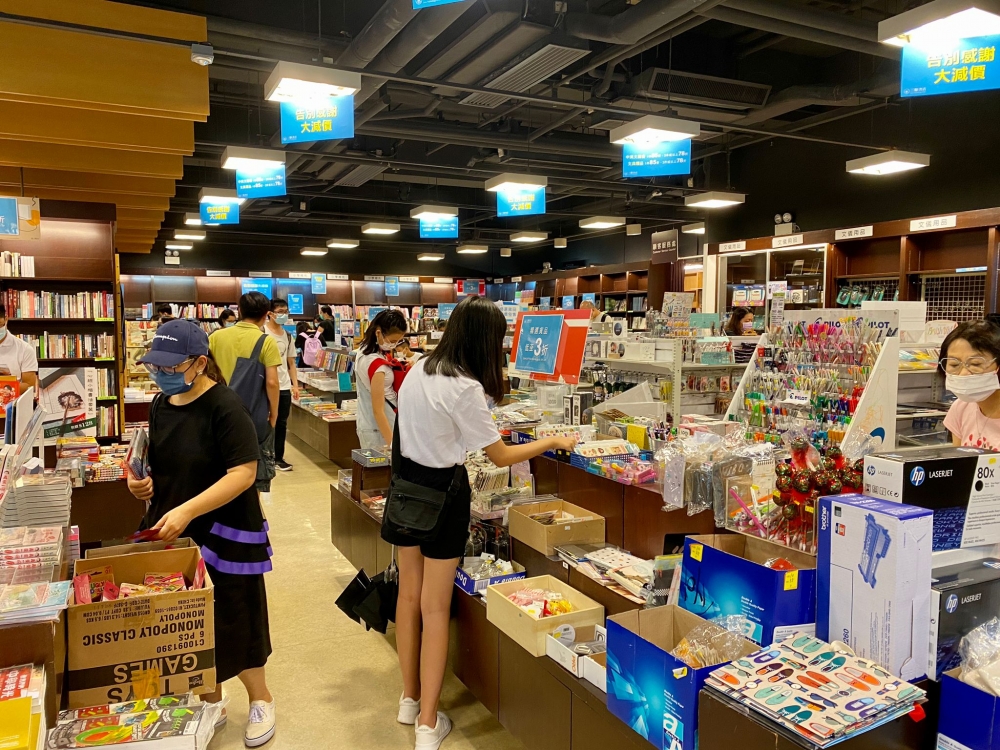 書店為答謝讀者多年來的支持,推出清貨大平賣優惠,全店中英文圖書85折; 文具精品88折;小學補充練習一本95折、三本或以上9折;不少精選貨品更低至5折,絕對是掃平貨的機會!