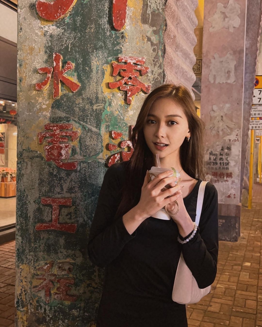 風波未平MC再被爆同另一女子到訪超市shopping，女方係「熊仔頭」FHProductionHK嘅Santis