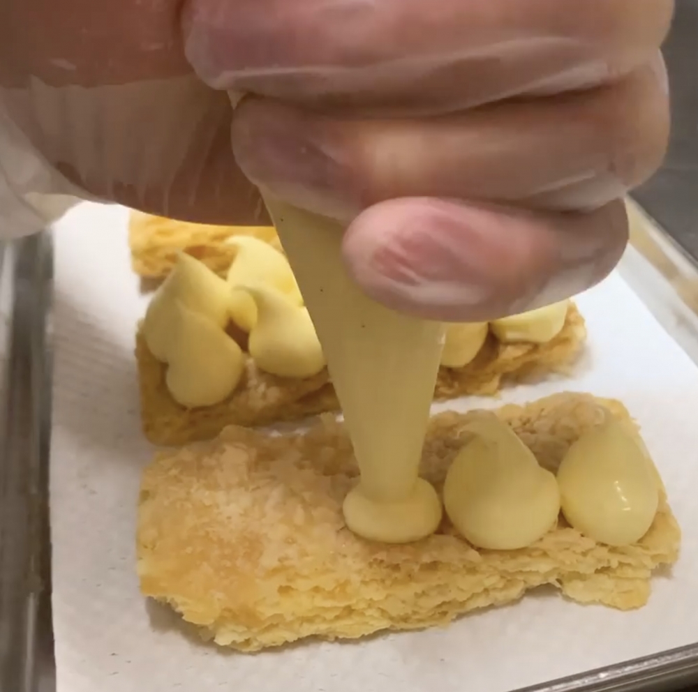 人手搓酥皮，再把786層酥皮焗至金黃鬆脆，入口有濃郁的牛油香。