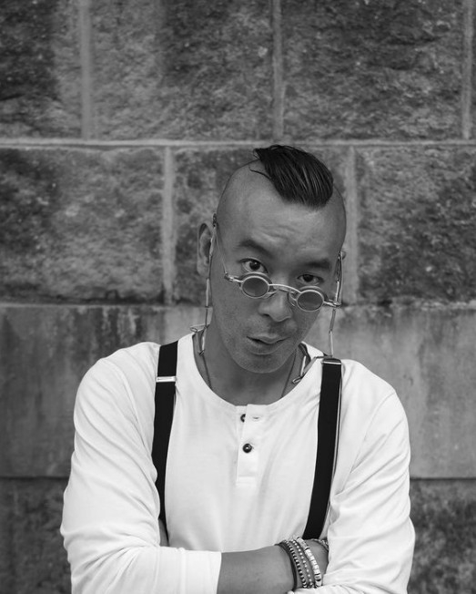 有傳當年蕭正楠於頒獎典禮上講錯嘢，令麥浚龍爸爸出手令佢被遭雪藏？！