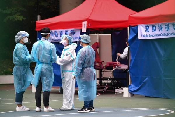 政府現時在各區設立超過50個流動採樣站。