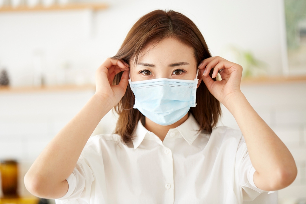 密切接觸者和次密切接觸者，須分別接受14天家居檢疫+7天自行監察和4天家居檢疫。