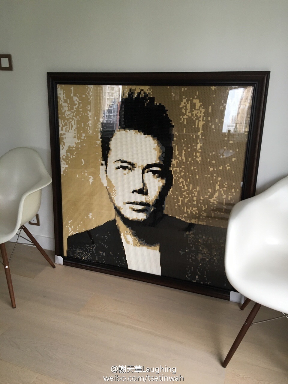 地面更放上巨幅謝天華個人肖像畫,十分自愛