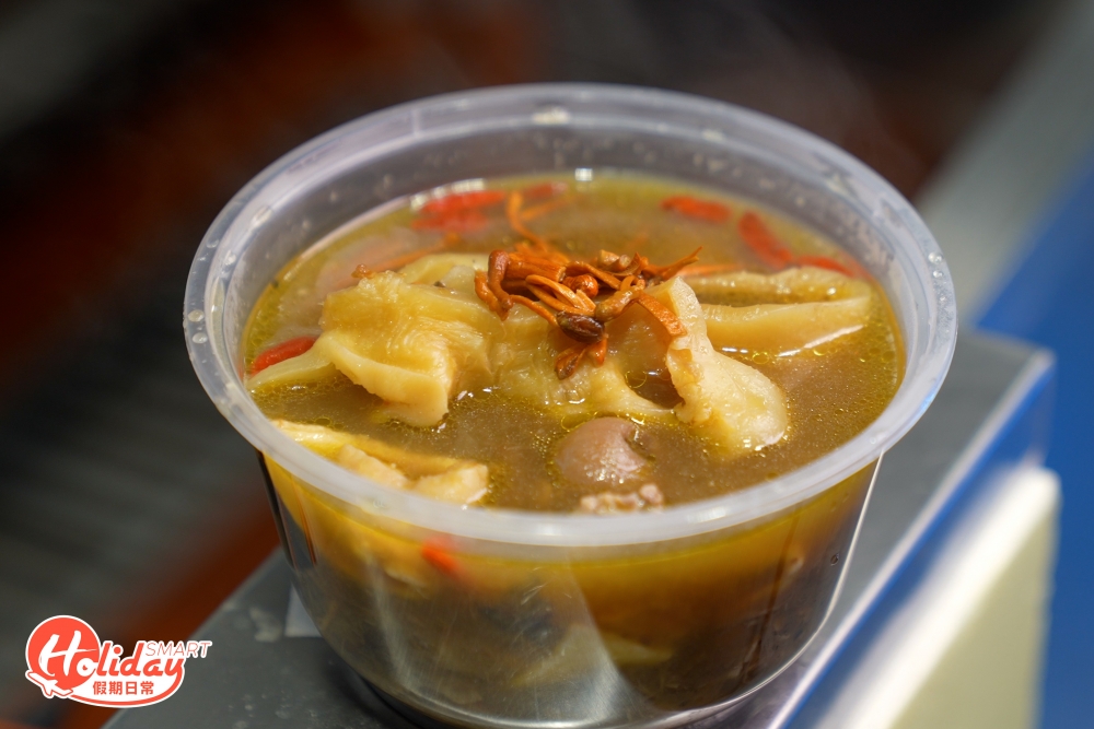 招牌花膠藥膳雞湯用足9款藥材熬製8小時。