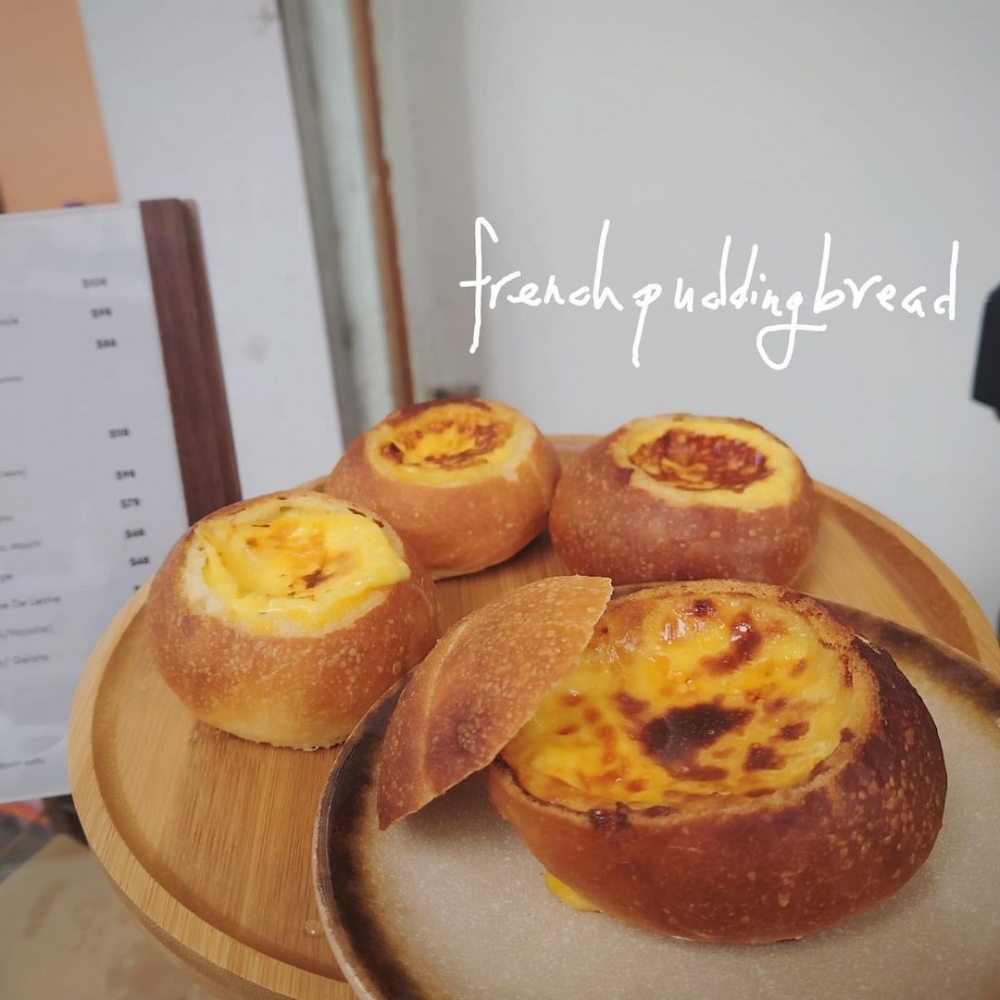 隱藏版流心法式布丁包，製法與坊間的類似，以掏空的法包盛載蛋漿，放入焗爐烤製需成，每日限量供應，仍然吸引不少客人支持。