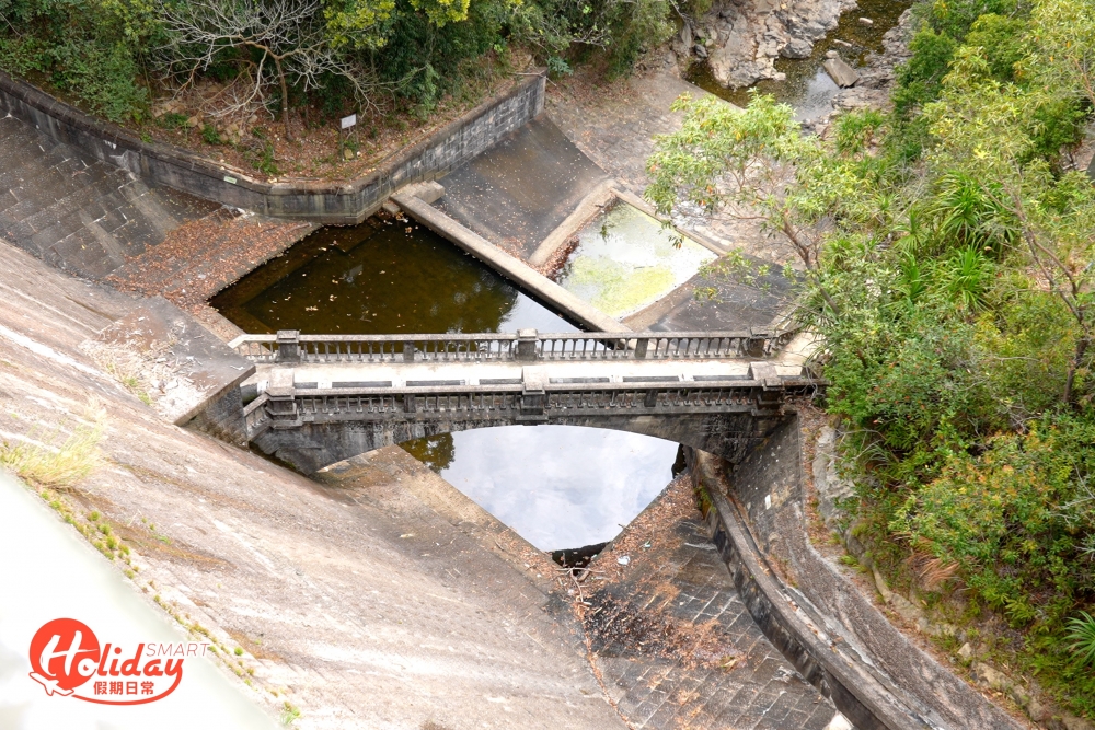 從水壩往下望更可看見水壩中央的石橋。