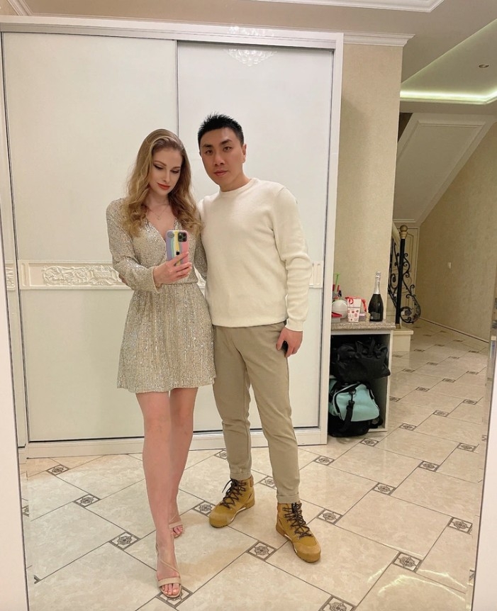 並在當地住豪宅。