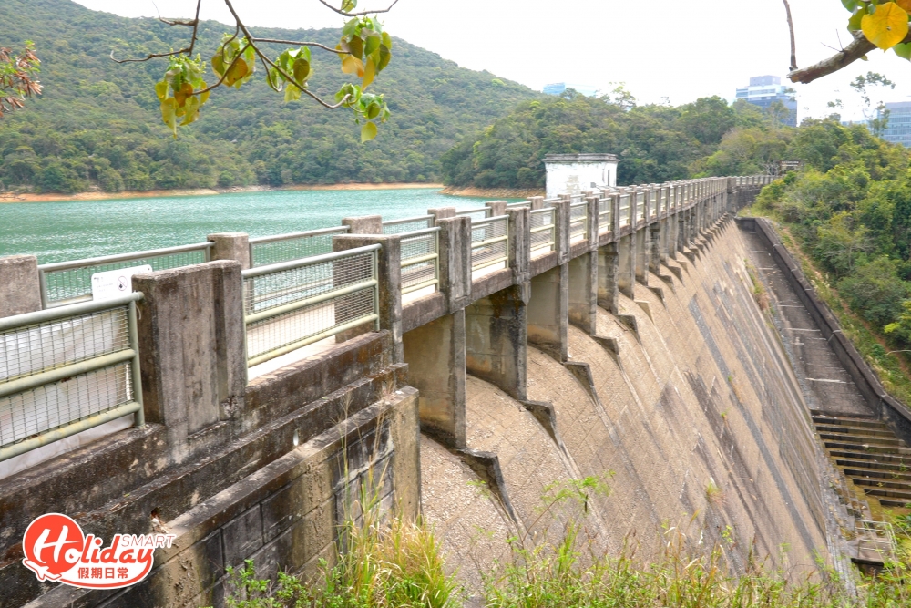 根據指示牌向右邊香港仔下水塘方向出發，沿途經過晨運園地，15分鐘便會到達法定古蹟下水塘水壩。