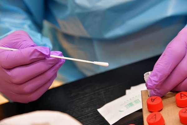 香港第五波新冠疫情仍然嚴峻,政府宣布3月内推行全民強制檢測。