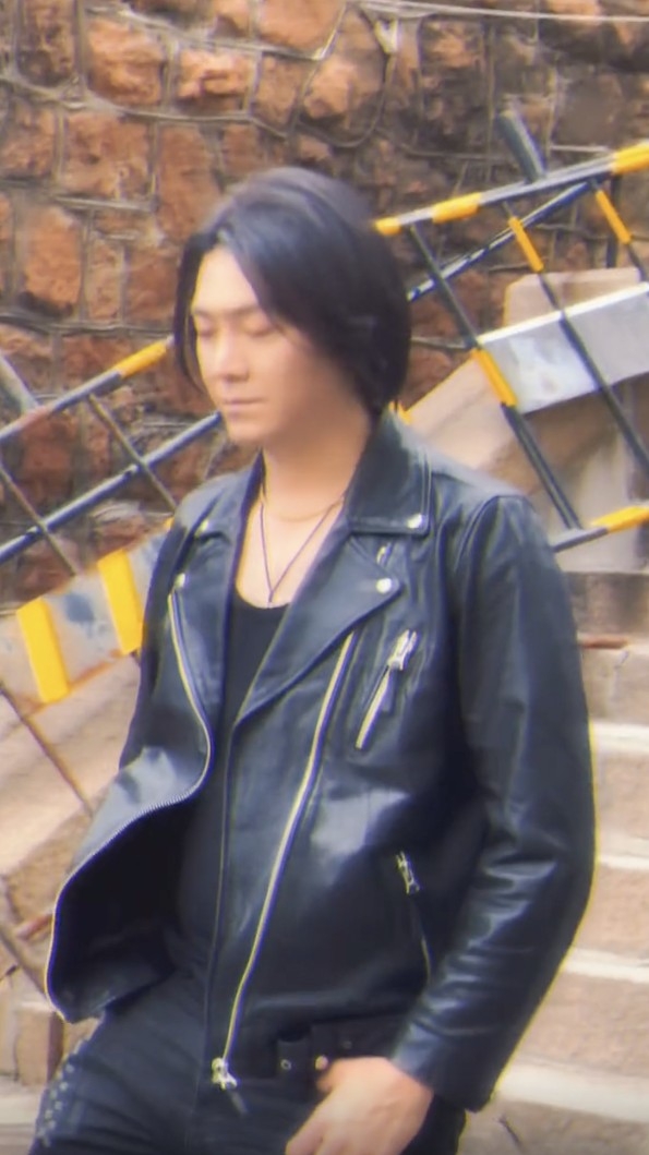 近日喺抖音出現一位「翻版鄭伊健」，佢成個打扮都同正版十分相似