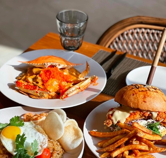 Cafe同時供應紫菜包飯、韓式炸雞和蛋包飯等多款韓國料理及Fusion菜式,特別推介燉牛肋骨蛋包飯。