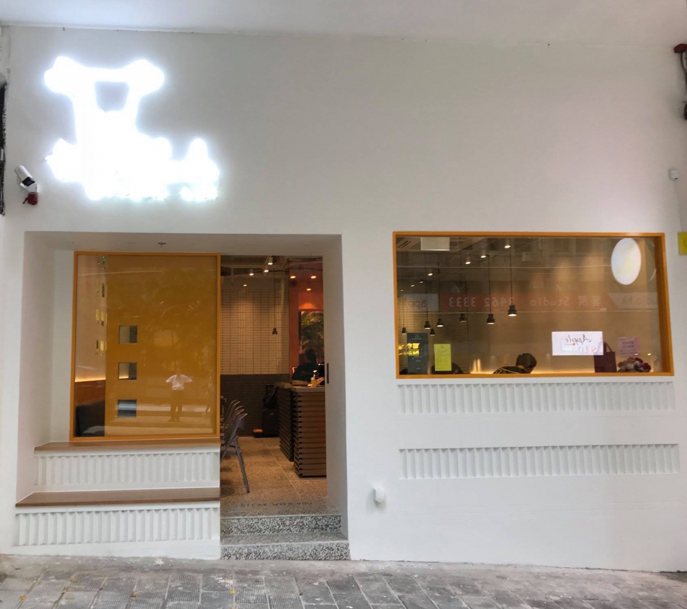 以Flat Iron牛扒大受歡迎的Top Blade Steak Lab是不錯的選擇,何文田起家的Top Blade Steak Lab在沙田及銅鑼灣都有分店,去年10月更進駐中環開舖,主打 Flat Iron(平鐵牛扒)屬於牛肩肌肉的位置,是牛隻第二嫰滑的部位。