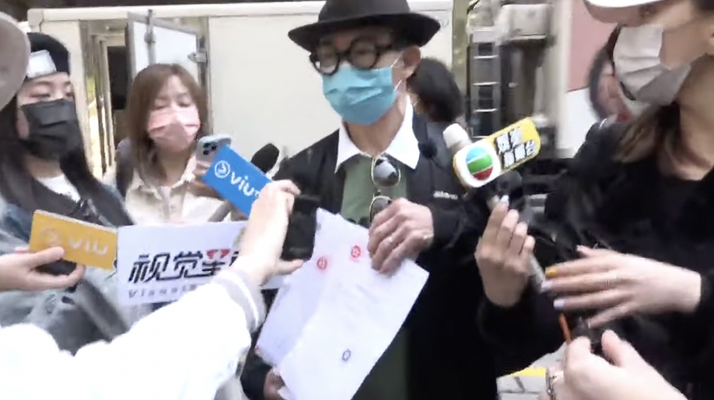 對於母親單方面宣佈斷絕母子關係,梅啟明就攜文件見記者