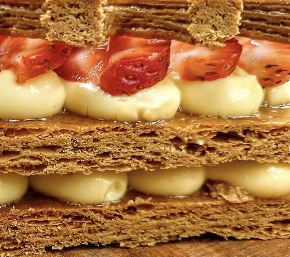 酥皮有2,304層,於酥皮上塗上焦糖,焗至金黃鬆脆。