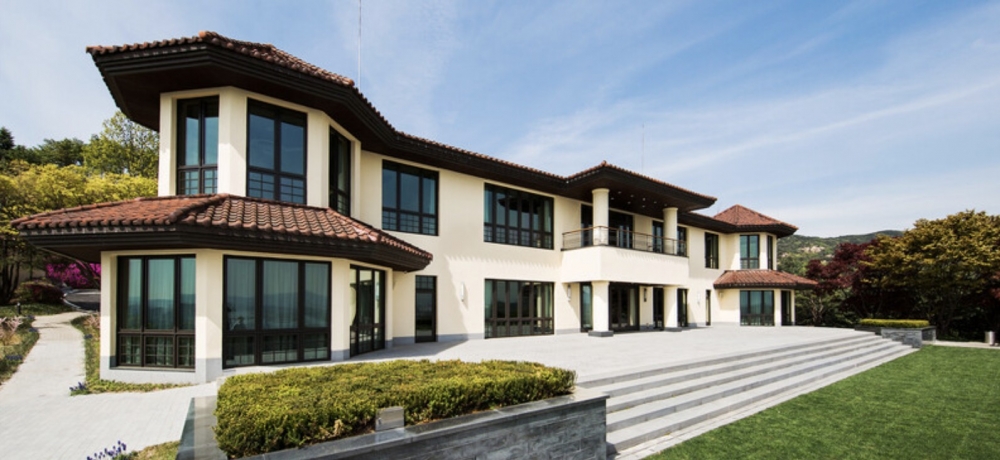 Aston House本身就有有兩層!