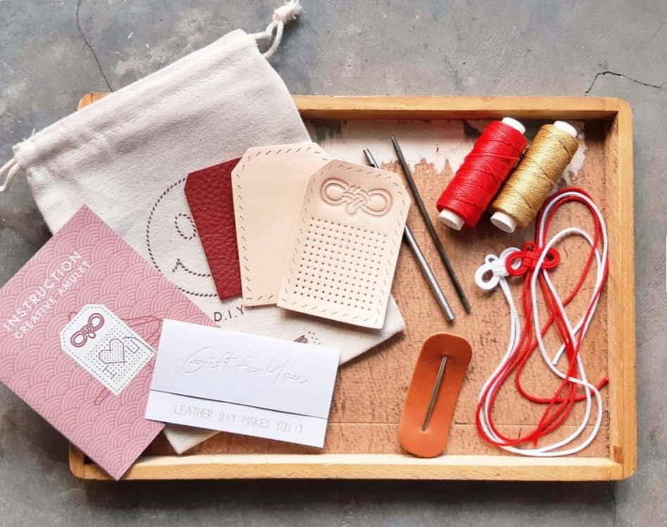 一針一線親手縫製皮革愛情御守，寓意守護彼此的愛情，超有心思~