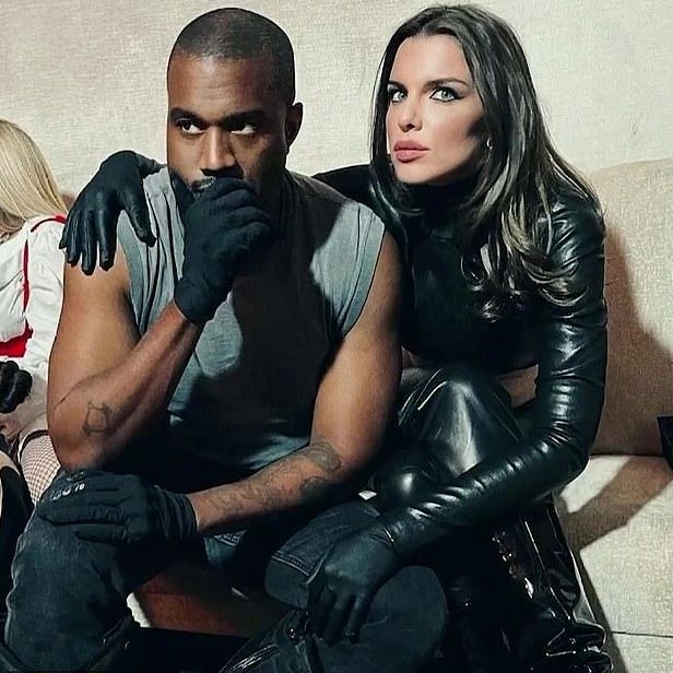 美國嘻哈歌手兼億萬富豪Kanye West離婚後於女演員Julia Fox有新戀情，更以超豪方式寵女友！