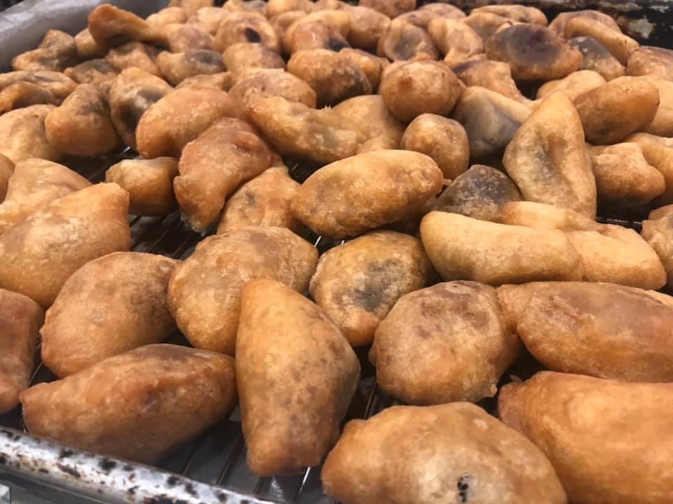 每到新年，更會堅持自製賀年豆沙軟角，最高峰曾日賣過百磅，吸引不少人專程跨區光顧。