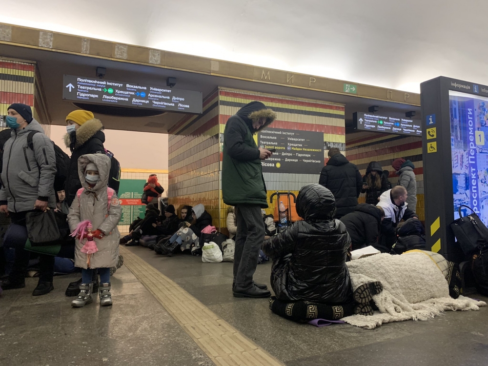 留喺烏克蘭嘅人為尋求庇護，紛紛逃離家國走到地鐵站避難。