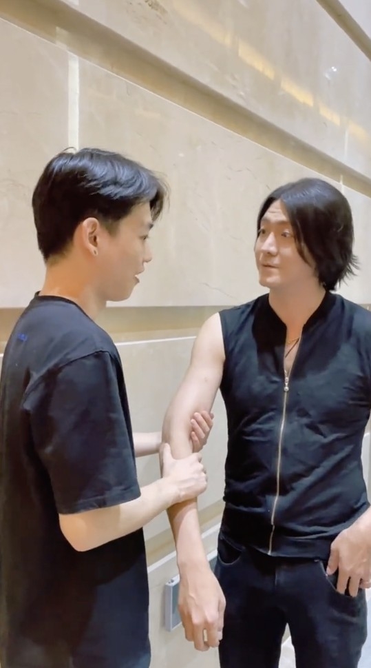 呢位「翻版鄭伊健」嚟自青島，抖音帳號名為「青島伊面」。