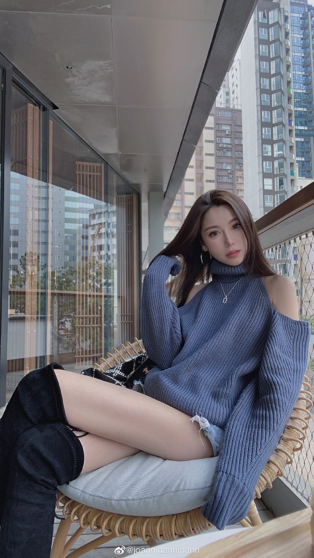 關楚耀女友Joann Law曾經做過模特兒,之後任職空姐,喺IG同微博都有唔少fans