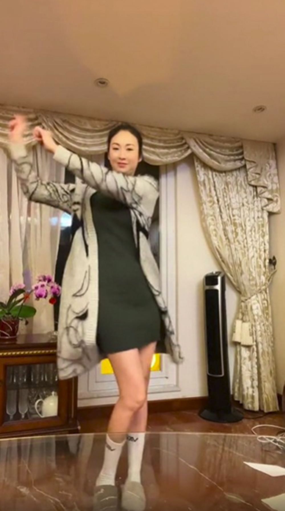 莊鍶敏在充滿歐式典雅感嘅飯廳內跳舞。