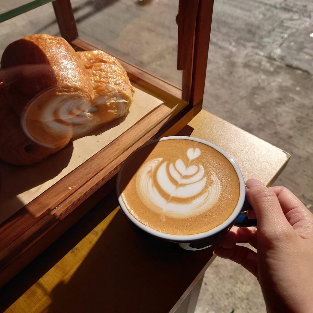 店內除了有流心法式布丁麵包外，還有招牌日式雪崩班戟、日式蕨餅。