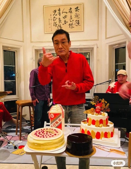 鍾鎮濤同好友們於豪宅內慶祝梁家輝嘅64歲生日～