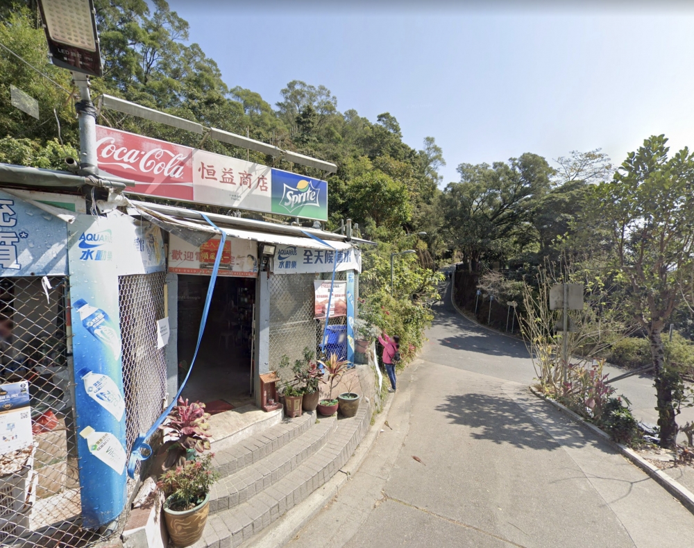 從慈沙古道步行40分鐘便到達沙田坳,若大家行到稍微疲累可到途中的恆益士多休息。