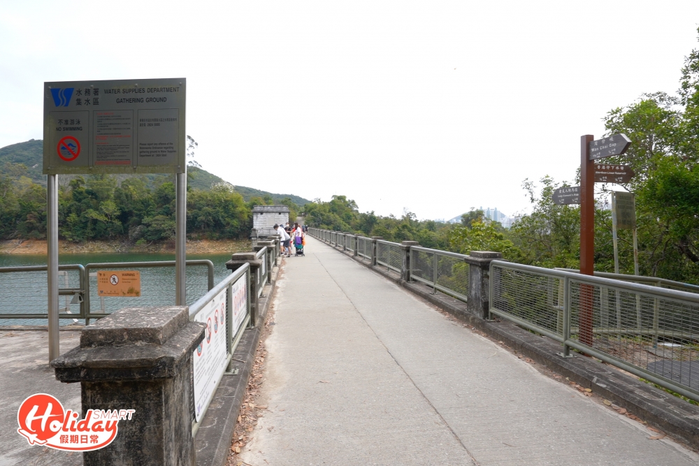行到見到指示牌，向右邊繼續行，隨即便看見香港仔上水塘主壩。