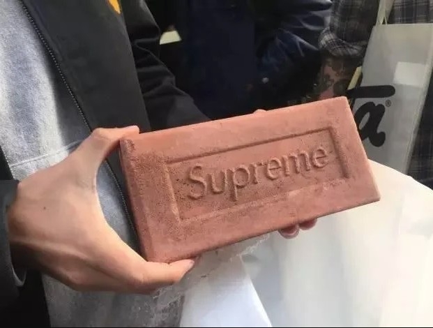 潮牌Supreme曾於數年前推出品牌磚頭，反應非常熱烈，很多人將磚頭炒賣。