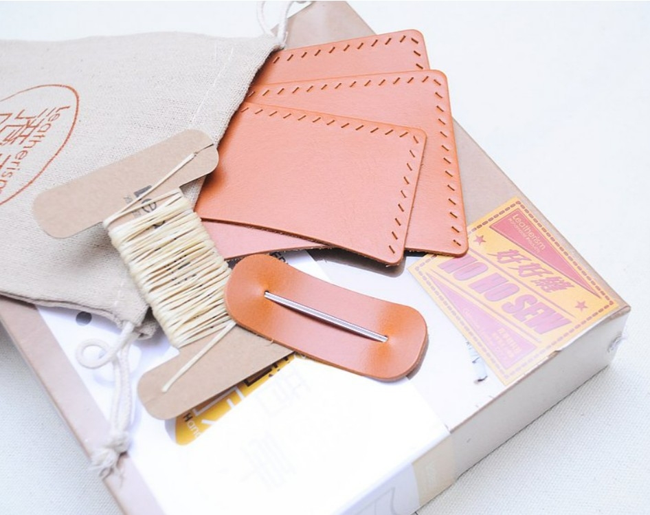 皮革DIY材料包内附裁好有孔皮革裁片、縫針、蠟線、透明膠片、說明書、布袋和心意咭，跟著教學影片就能完成喇！