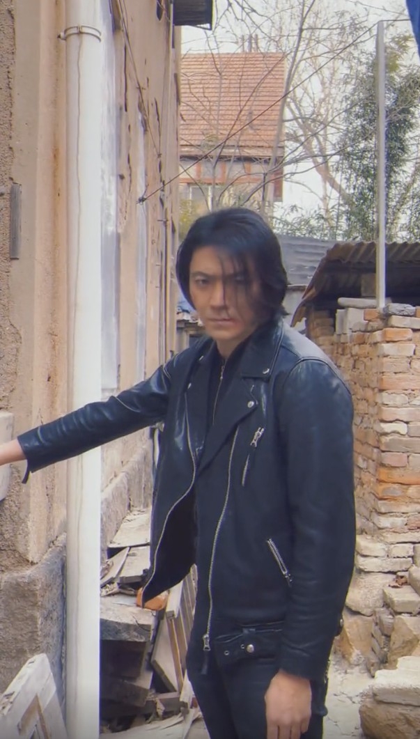 連鄭伊健招牌長髮都模仿得一模一樣，加上chok爆神情，望落的確同正牌有啲似