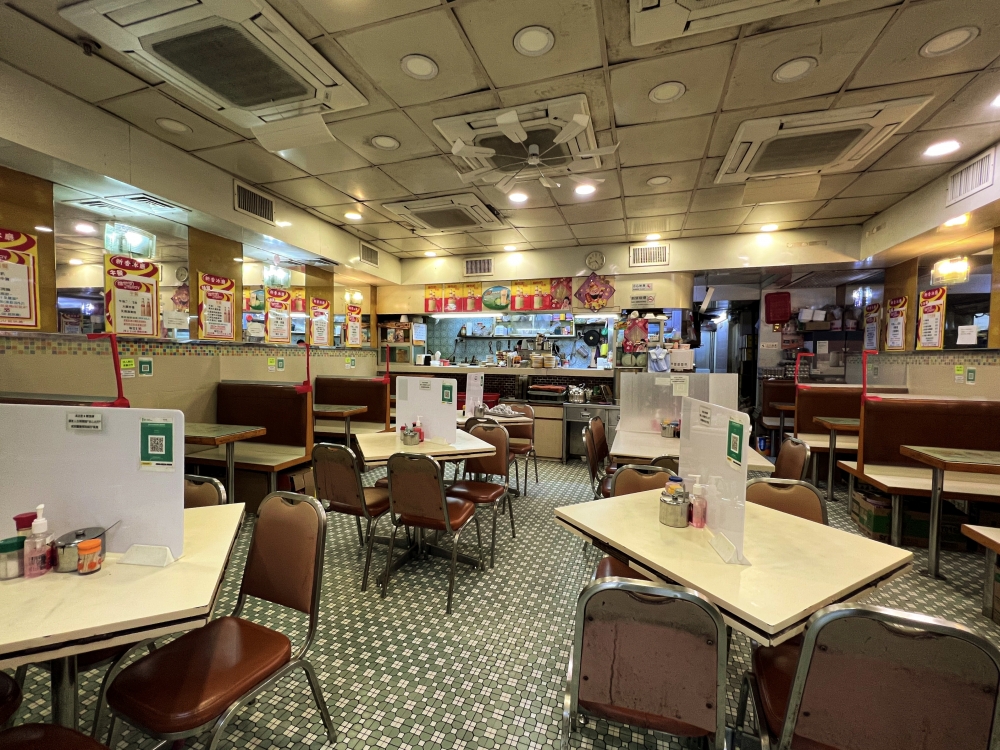 有別於一般新式冰廳，新香冰廳餅店可謂由外舊到內，早期以賣西餅為主，後來兼營冰室，是街坊聚腳地。冰廳依然保留70年代傳統冰室格局，木製卡位配以綠色水磨石地磚。