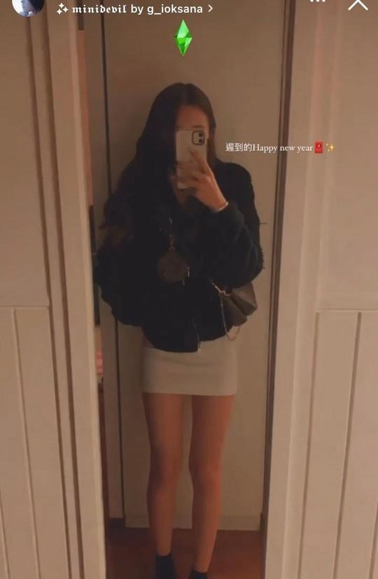 樓主晒出一位女士喺鏡前嘅自拍照