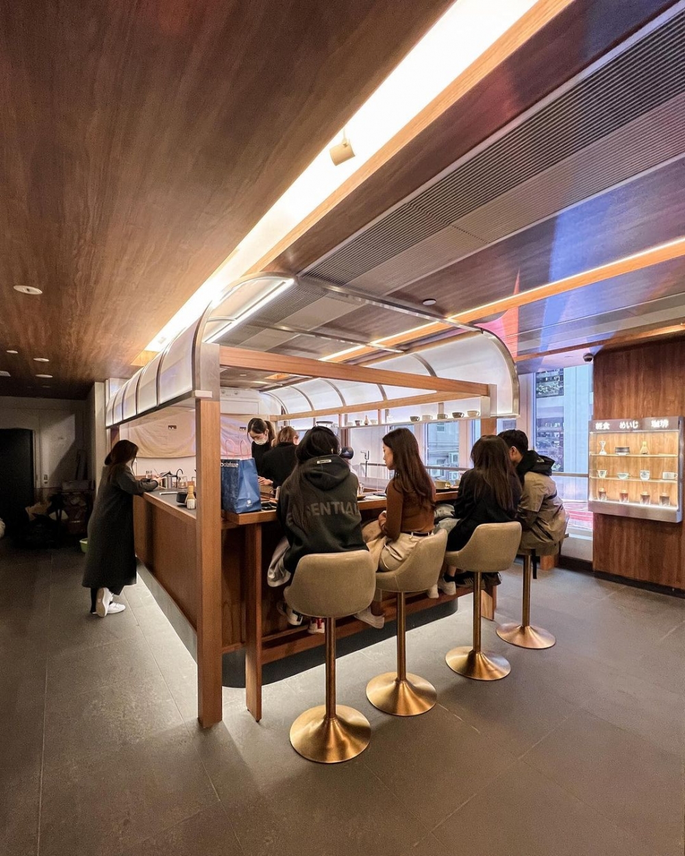 吧台則採用開放式設計。