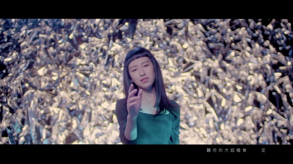 2021年9月炎明熹推出首支派台歌曲《真話的清高》MV最近點擊率突破500萬