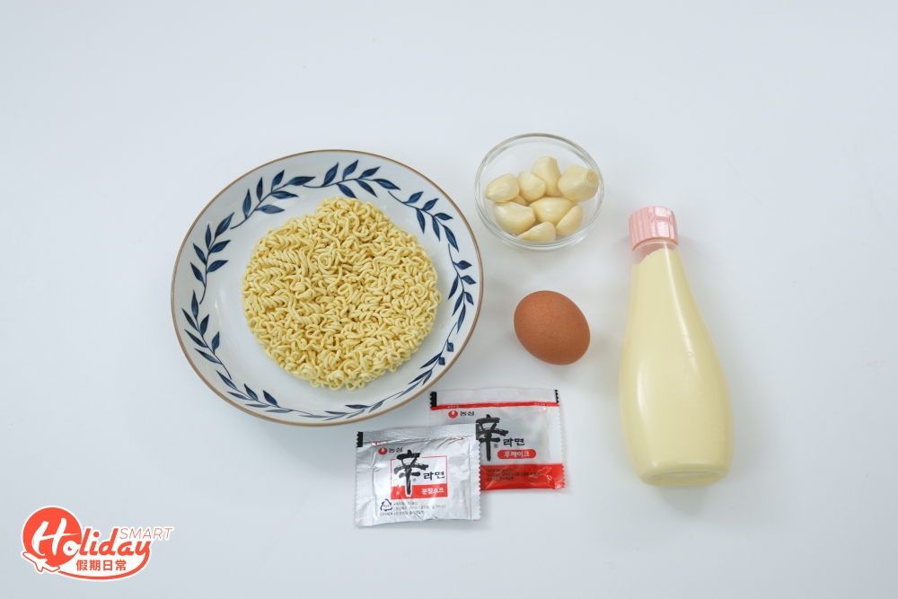 材料:辛拉面、雞蛋、生蒜、蛋黃醬