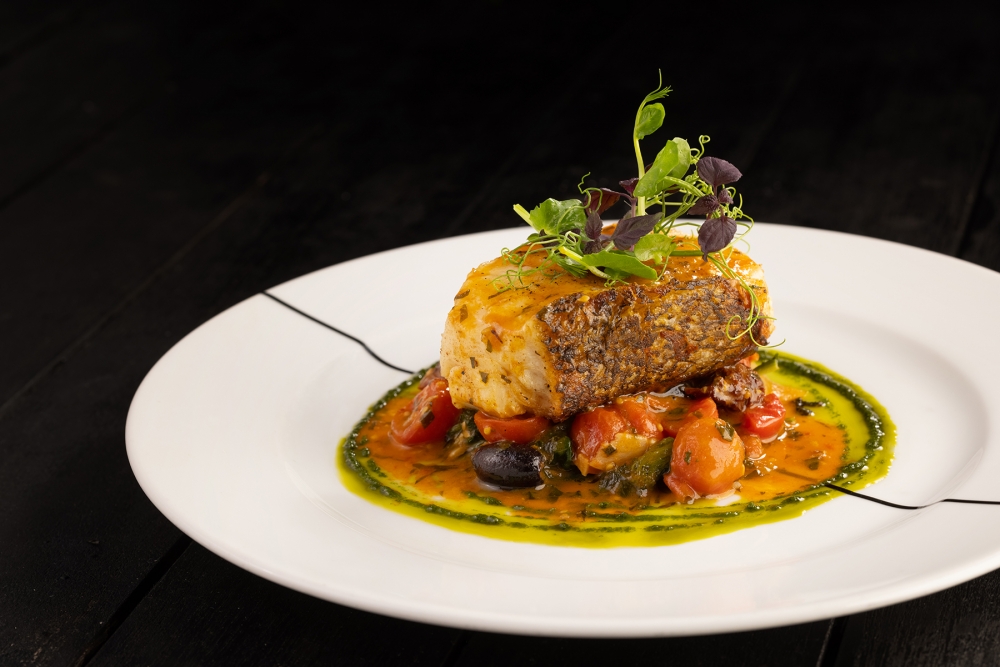 在情人節當日(2月14日)更推出4道菜意大利午餐,分別有頭盤、前菜、主菜和甜品,價錢是$1,314/兩位,可以歎到M5和牛西冷及慢煮牛肋骨。另外,每對惠顧情人節限定套餐的情侶更可獲贈護膚品套裝和即影即有相等,留下最美好的情人節回憶。