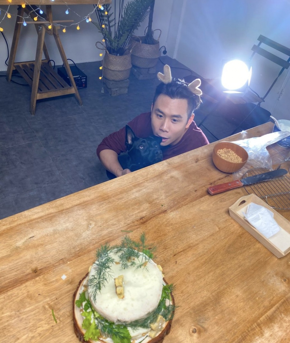 Anton同前女友一齊養育愛犬Captain，仲開設頻道分享養寵物嘅心得～