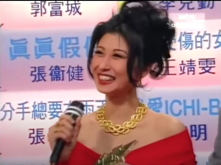 葉倩文在92年勁歌頒獎禮上大膽表示「我都係咁愛你」。