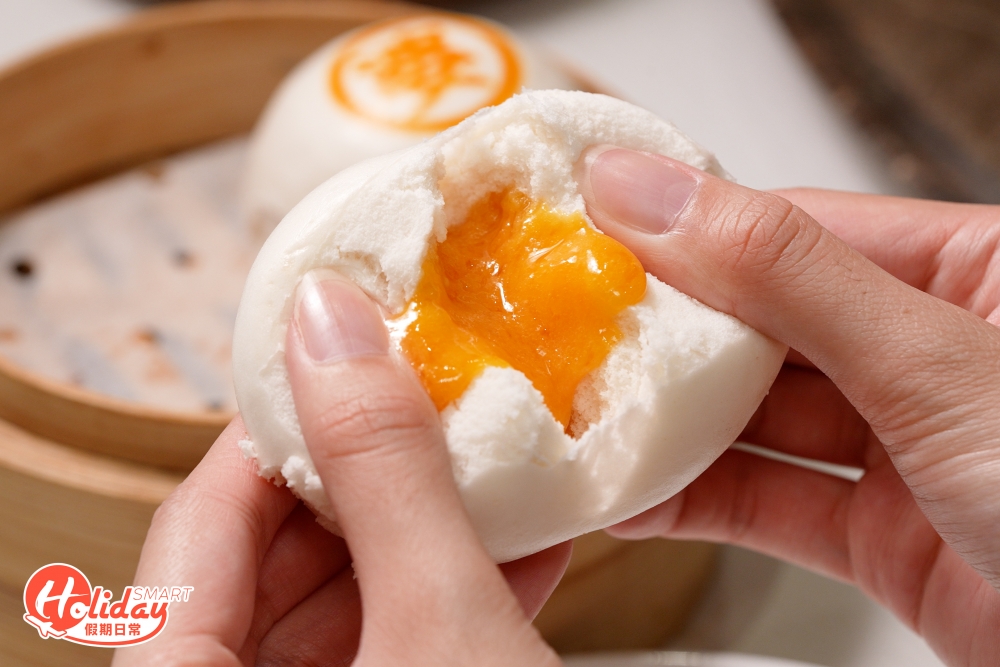 除了懷舊點心，餐廳同時帶來創新菜式，賣相最特別一定是爆漿奶皇流沙包，表面印上搞鬼字樣，餡料比例剛剛好，奶皇餡夠綿密，做到爆漿流心效果。