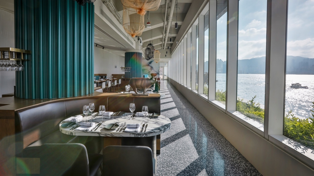 位於尖沙咀藝術館的澳洲扒房Hue Dining佔地5,000平方尺,最大賣點是可以飽覽維多利亞港的天際線景色,餐廳將於2月13至14日(星期日、星期一)推出情人節3道菜套餐,可以望著海景歎美食!