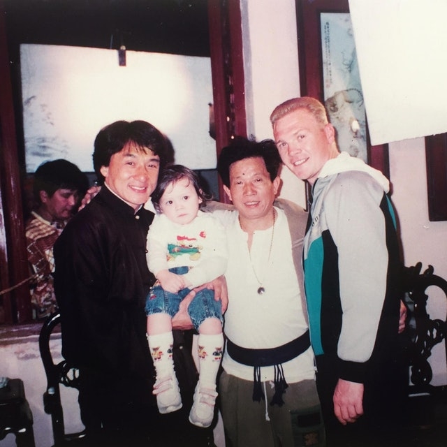 何慈茵小時候與父親何麥，及師公劉家良和成龍合照。
