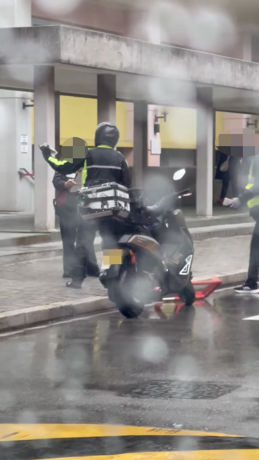 外賣員雖然狀似想同工作人員理論，但黃色背心人士直接行過，並未理會。