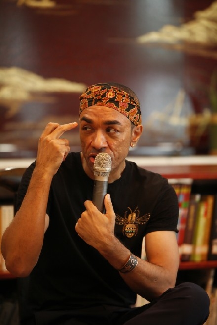 馬克想雪華父母保證婚後會定居中國，以及會好好照顧佢哋嘅獨生女。