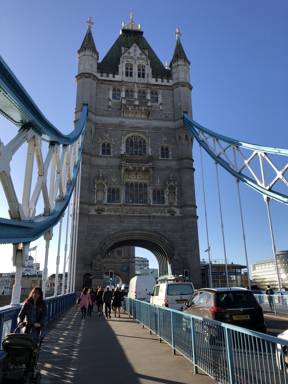 這意味着更多香港居民能夠移居英國，並獲得公民身份。